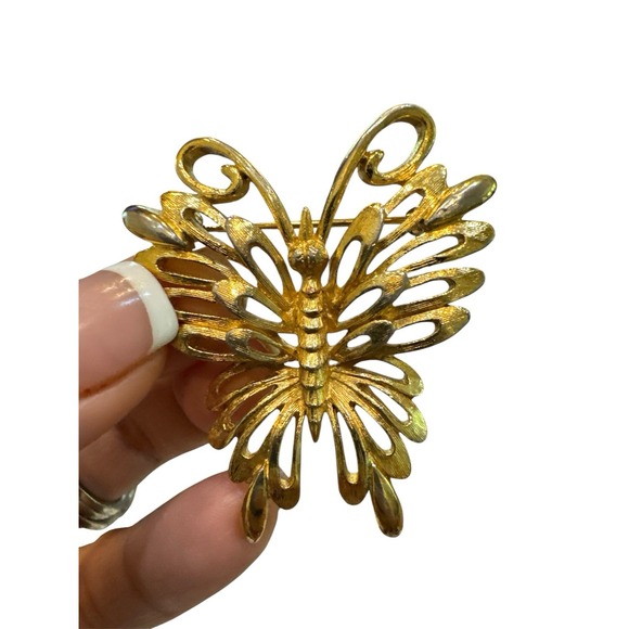 Monet Butterfly Brooch Dimensional Bright Gold Plate Pierced Collectible Vintage - Picture 1 of 2